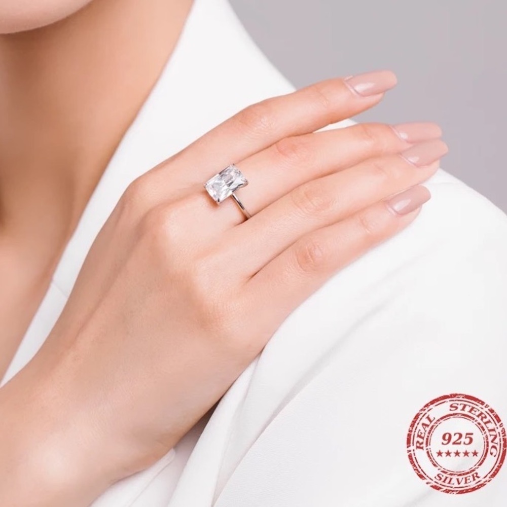 - 5.34Ct EMERALD Cut VVS Horizontal Setting Solitaire 925 Ring